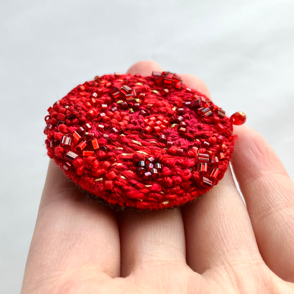 One color brooch "Mars" 赤い赤い刺繍丸型ブローチ 7枚目の画像