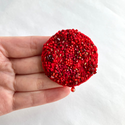 One color brooch "Mars" 赤い赤い刺繍丸型ブローチ 2枚目の画像