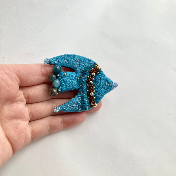 "蒼い風の鳥" 刺繍鳥ブローチ　鳥モチーフ　青い鳥　 6枚目の画像