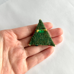 森のさんかくミニ刺繍ブローチ〜 deep forest green〜 5枚目の画像