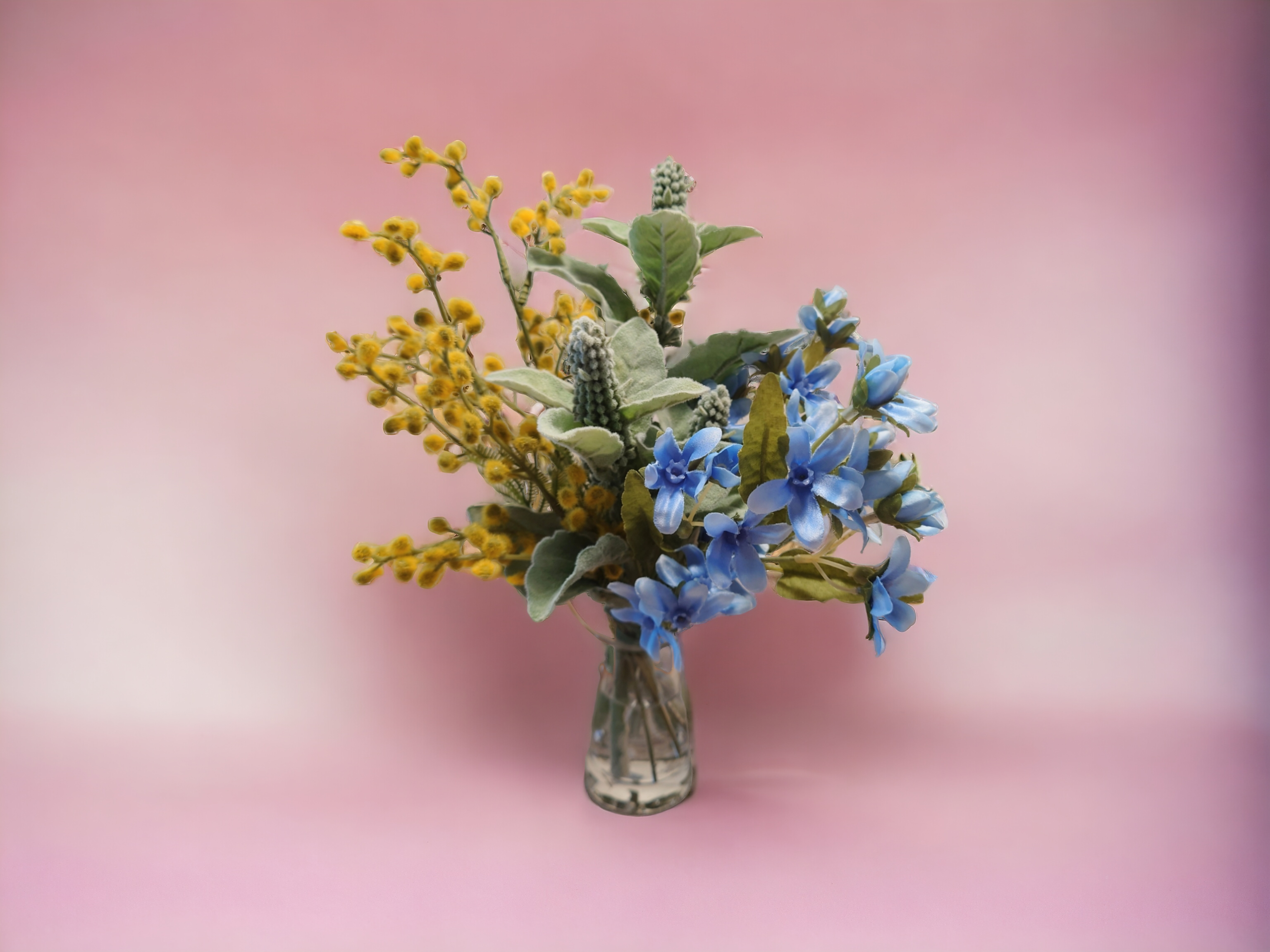 ミモザとブルースターのグラスブーケ