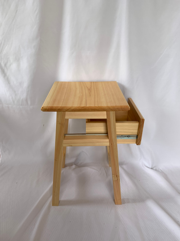 ひのき無垢材でハンドメイドしたナイトテーブル、サイドテーブル(引出し付き) 9枚目の画像