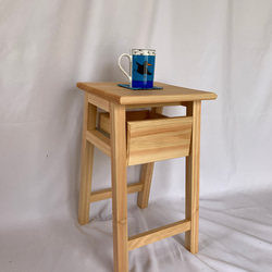 ひのき無垢材でハンドメイドしたナイトテーブル、サイドテーブル(引出し付き) 1枚目の画像