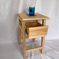 ひのき無垢材でハンドメイドしたナイトテーブル、サイドテーブル(引出し付き) 3枚目の画像