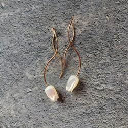 即納/送料込14kgf Tulip nuance curve pierced earrings WHT チューリップ 2枚目の画像