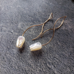 即納/送料込14kgf Tulip nuance curve pierced earrings WHT チューリップ 1枚目の画像