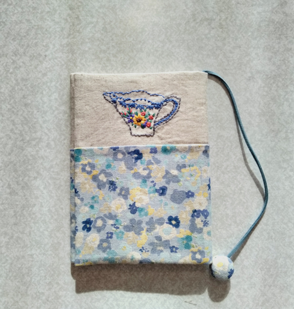 文庫本刺繍の布のブックカバー（ミルクポット） 1枚目の画像