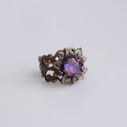 勃根地喜悅 | 哥德式花朵水晶寶石寬戒指 | 古董酒色紫色 第5張的照片