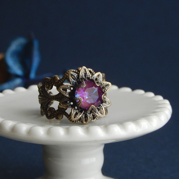 勃根地喜悅 | 哥德式花朵水晶寶石寬戒指 | 古董酒色紫色 第1張的照片