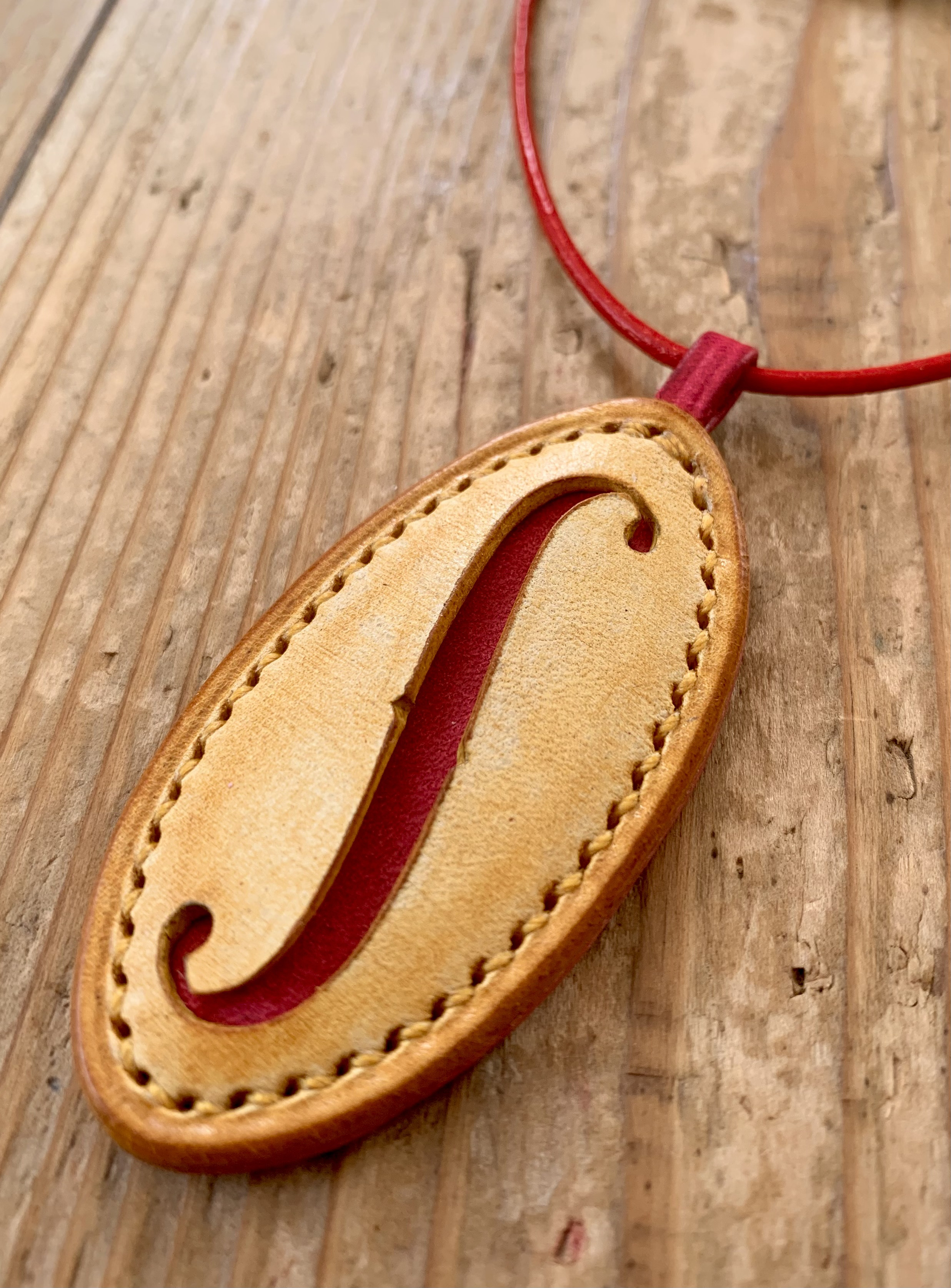 手縫いで創った革のペンダントトップ『"f Collana - FYA" - Topolino 261』