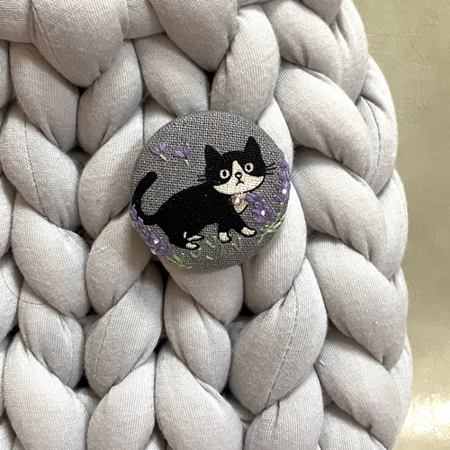 B50 ハチワレ猫と手刺繍花 ブローチ ブローチ likolino 通販 17425156