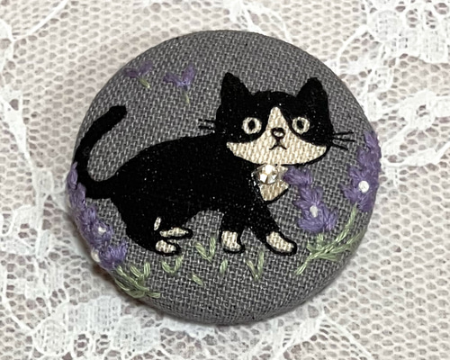 B50 ハチワレ猫と手刺繍花 ブローチ ブローチ likolino 通販 17425156