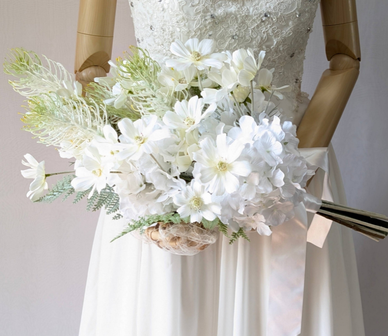 ウエディング和洋装ブーケ(透明感溢れる純白コスモス)ブートニア込み　世界で１つ貴女だけにお勧めします。