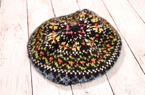 NZポッサム・メリノ　フェアアイル編み込み帽（ベレー帽）　チャコールグレーベース×編み込み模様 7枚目の画像