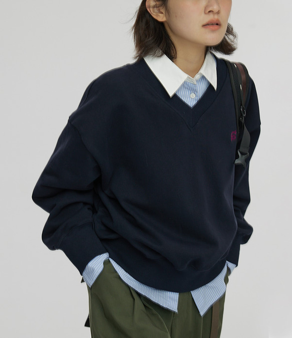 即納】肩落ちVネックで上半身を着痩せ 矢印マーク付きトレーナー