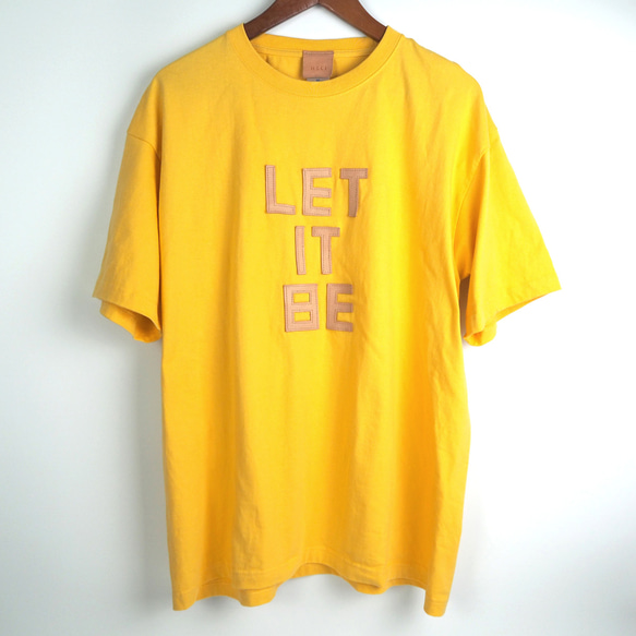 レザーパッチ「LET IT BE」の 半袖 Tシャツ（5色）牛革 ワッペン 3枚目の画像