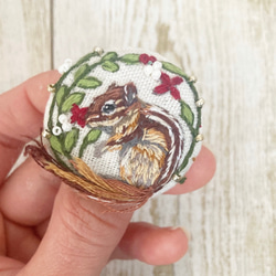 刺繍ブローチ ヘアゴム くるみボタン りす ブローチ みこの店 通販