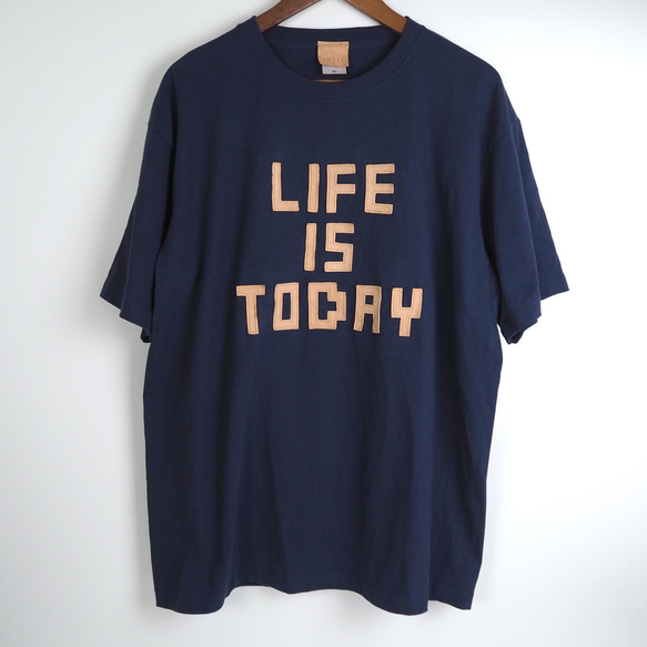 レザーパッチ「LIFE IS TODAY」の 半袖 Tシャツ（5色）牛革 ワッペン 3枚目の画像