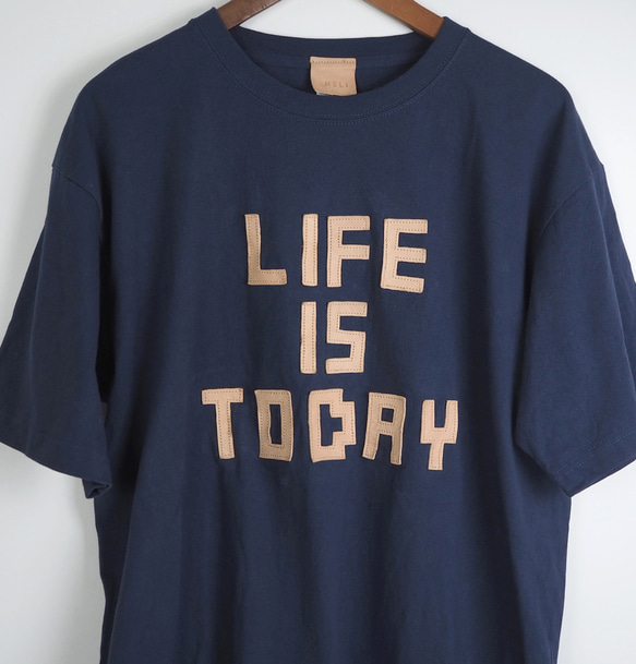 レザーパッチ「LIFE IS TODAY」の 半袖 Tシャツ（5色）牛革 ワッペン 4枚目の画像