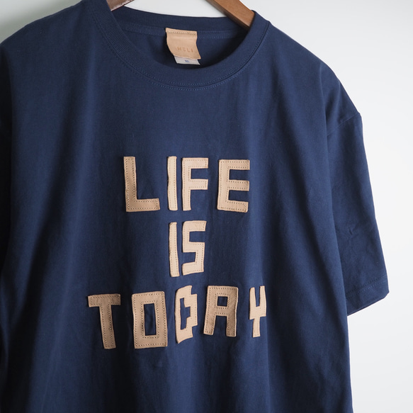 レザーパッチ「LIFE IS TODAY」の 半袖 Tシャツ（5色）牛革 ワッペン 5枚目の画像