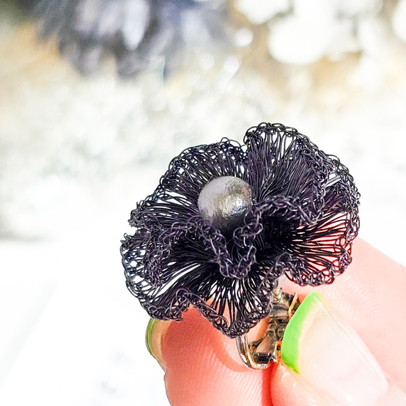 【母の日】極細ワイヤークロッシェのお花のイヤリング [グレー] 8枚目の画像