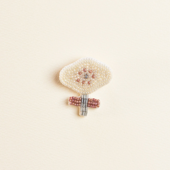 Little Flower＊ビーズ刺繍ブローチ（milk＆pink）│ミルキーホワイトとピンクの小さなお花│ポピー 1枚目の画像