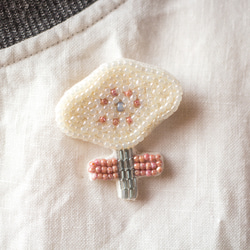 Little Flower＊ビーズ刺繍ブローチ（milk＆pink）│ミルキーホワイトとピンクの小さなお花│ポピー 4枚目の画像