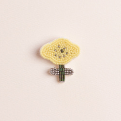 Little Flower＊ビーズ刺繍ブローチ（lemon＆silver）│レモンイエローとシルバーの小さなお花│ポピー 2枚目の画像