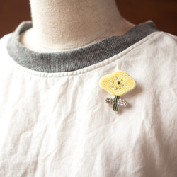 Little Flower＊ビーズ刺繍ブローチ（lemon＆silver）│レモンイエローとシルバーの小さなお花│ポピー 5枚目の画像