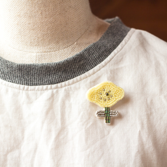 Little Flower＊ビーズ刺繍ブローチ（lemon＆silver）│レモンイエローとシルバーの小さなお花│ポピー 4枚目の画像