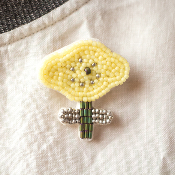 Little Flower＊ビーズ刺繍ブローチ（lemon＆silver）│レモンイエローとシルバーの小さなお花│ポピー 4枚目の画像