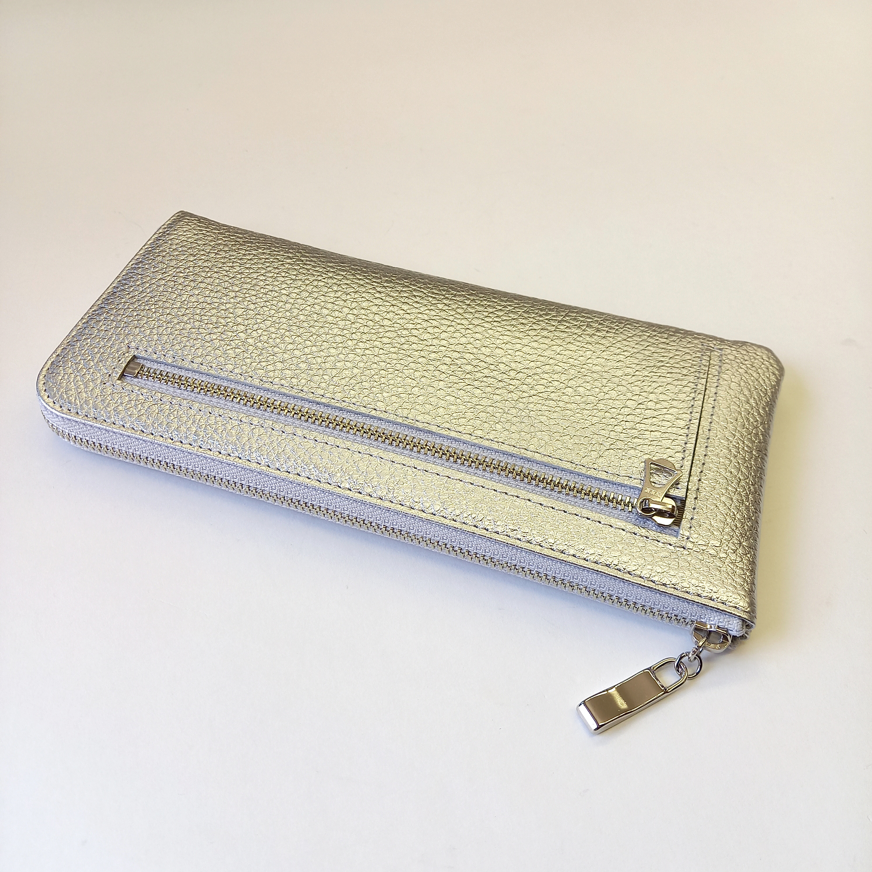 24枚もカードが入るスリム長財布◇牛革シュリンク型押し（シャンパンゴールド/シルバー）大容量なのに軽くて薄い！◇L字 皮