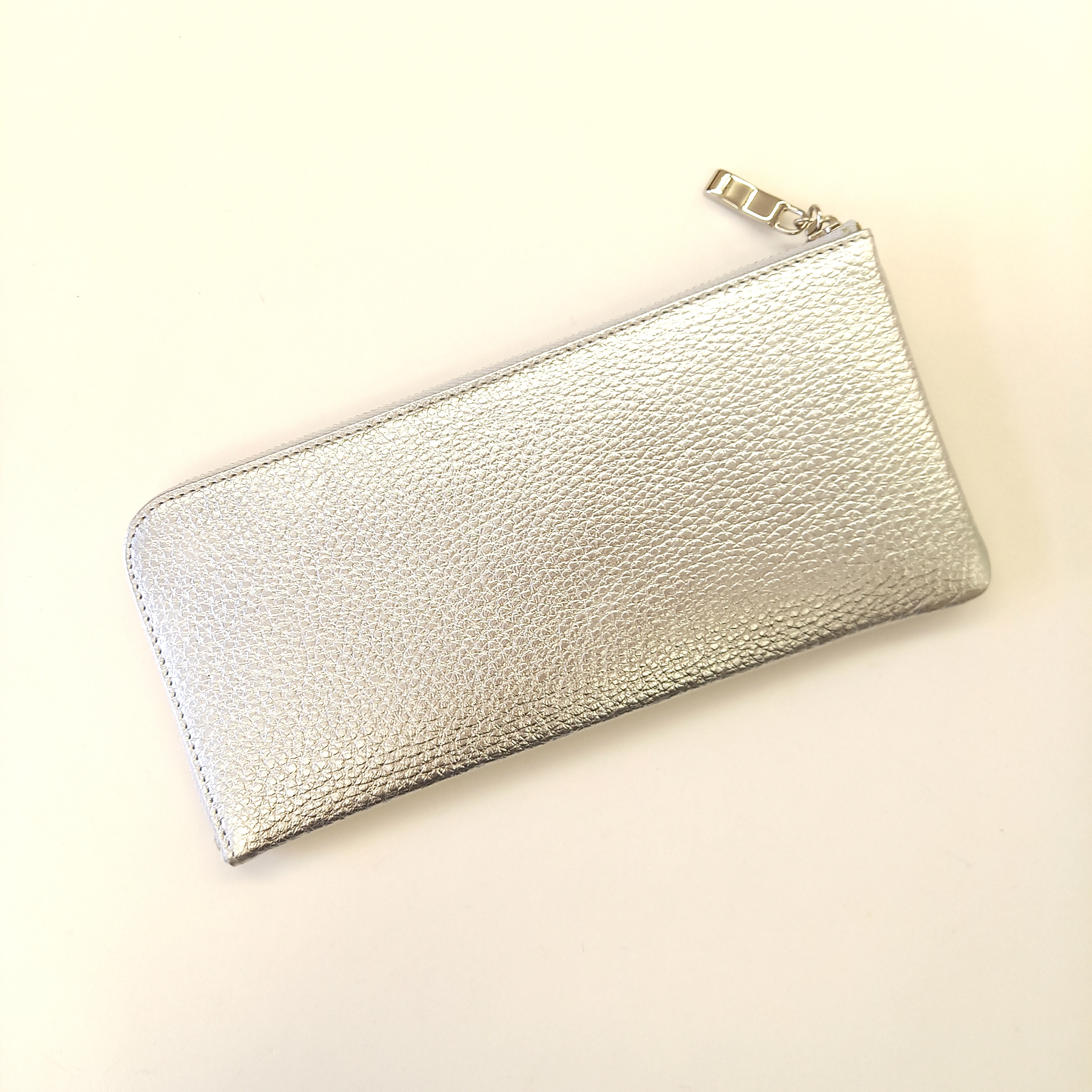 24枚もカードが入るスリム長財布◇牛革シュリンク型押し（シャンパンゴールド/シルバー）大容量なのに軽くて薄い！◇L字 皮