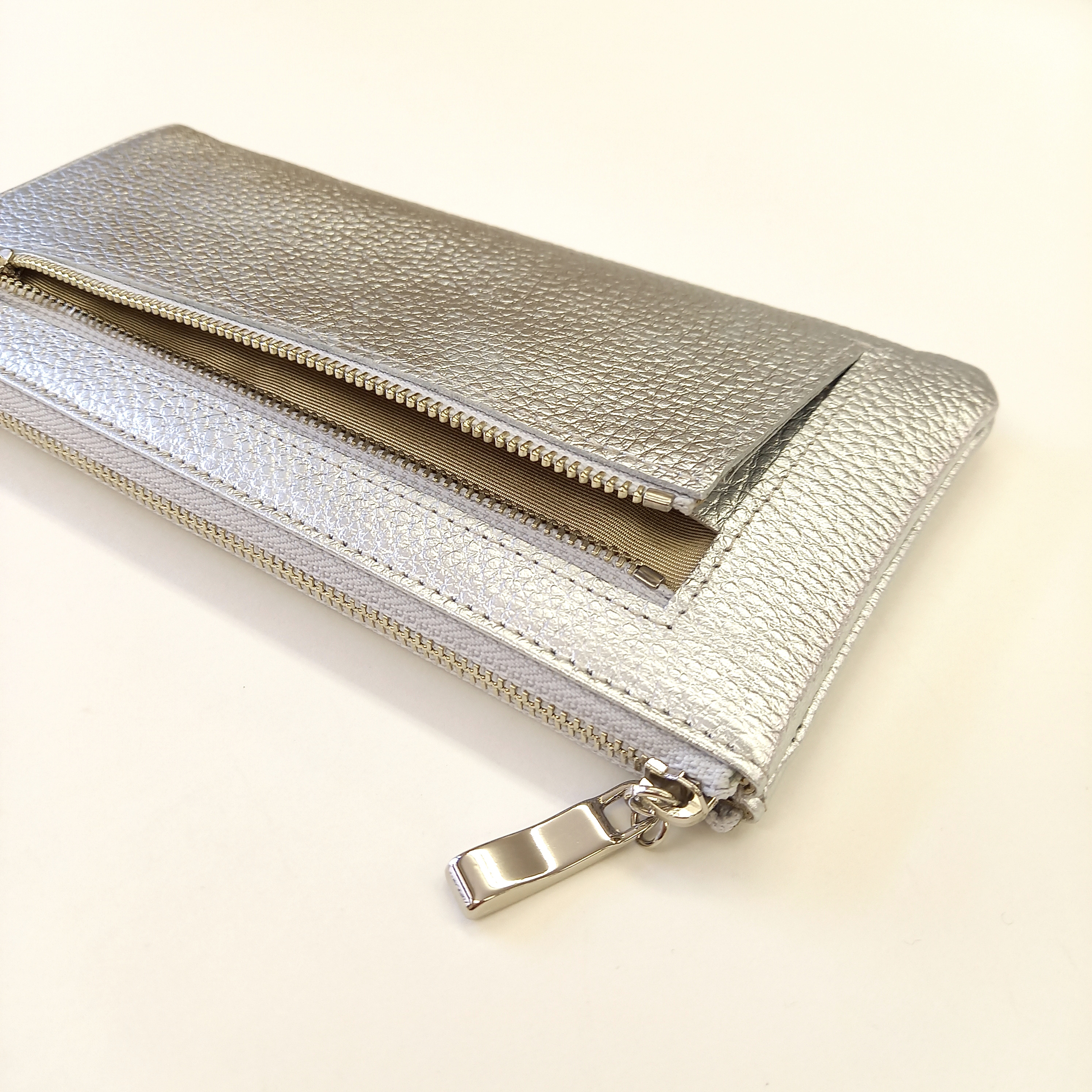 24枚もカードが入るスリム長財布◇牛革シュリンク型押し（シャンパンゴールド/シルバー）大容量なのに軽くて薄い！◇L字 皮