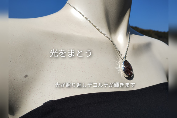 ルチルインガーデンクォーツの純銀ネックレス/鎚目模様 3枚目の画像