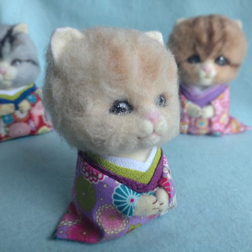着物猫ちゃん №16 薄ベージュ 紫 ・猫・着物 羊毛フェルト 山口 順