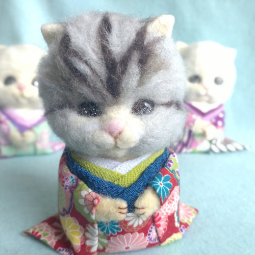 着物猫ちゃん №15 グレー+黒 赤 ・猫・着物 羊毛フェルト 山口 順 通販