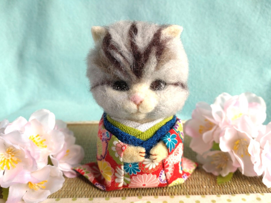 着物猫ちゃん №15 グレー+黒 赤 ・猫・着物 羊毛フェルト 山口