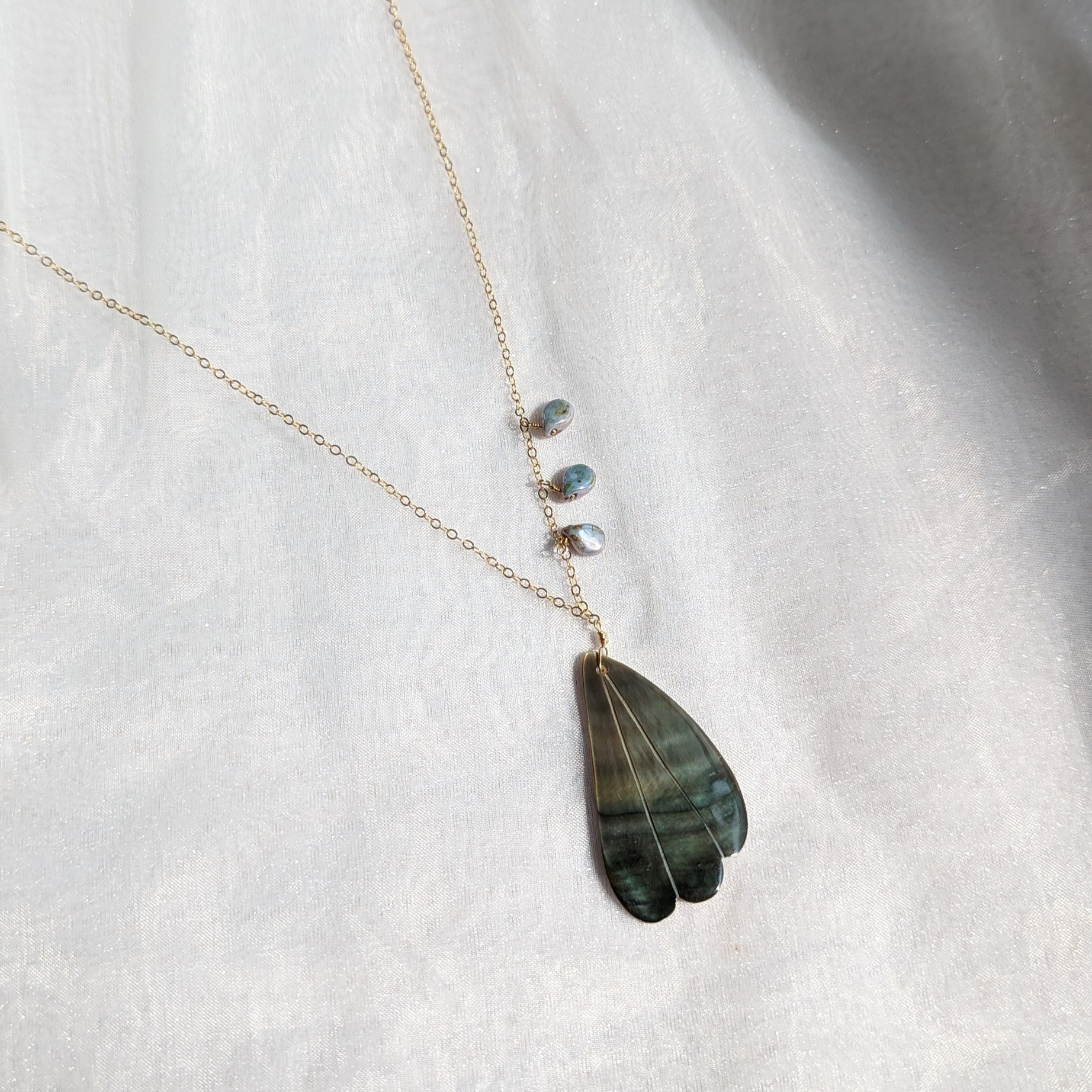 < 14kgf ガラス 茶蝶貝 > 日常にちょっといいものを 茶色の羽根 ネックレス