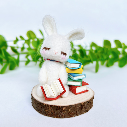 本好きうさぎのうとうと居眠り 羊毛フェルト置物 羊毛フェルト Aki Ako