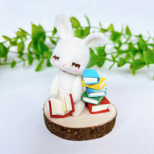 本好きうさぎのうとうと居眠り 羊毛フェルト置物 羊毛フェルト Aki Ako