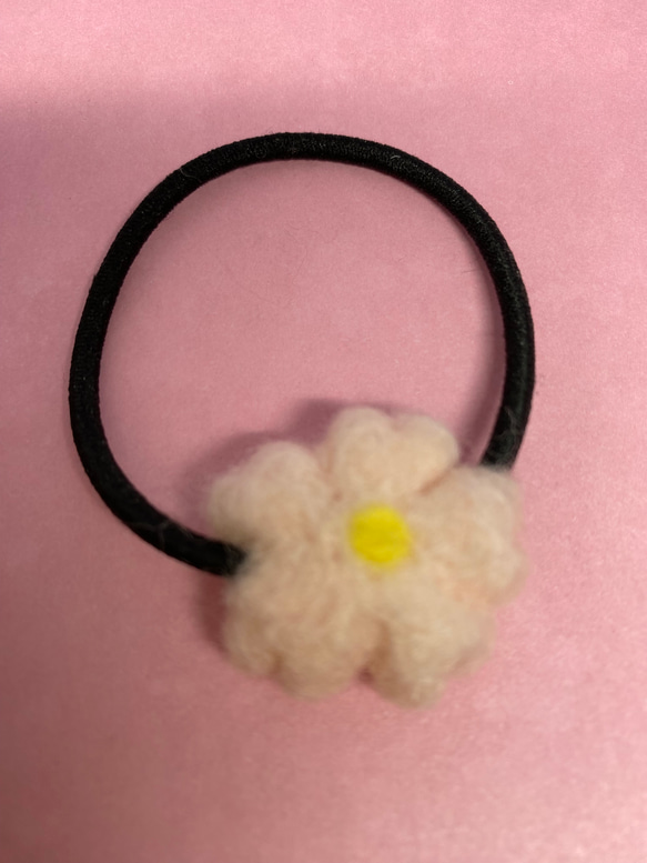 桜の花の羊毛フェルトのヘアゴム(S) 1枚目の画像