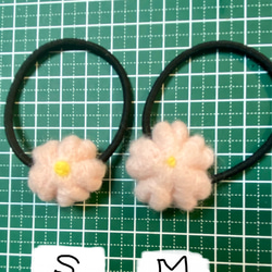 桜の花の羊毛フェルトのヘアゴム(S) 3枚目の画像