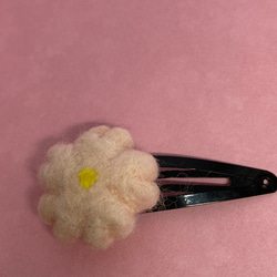 桜の花の羊毛フェルトのパッチンピン(S) ヘアピン 1枚目の画像