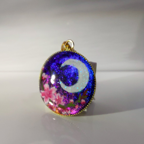 三日月と夜桜のネックレス レジンアクセサリー ネックレス・ペンダント