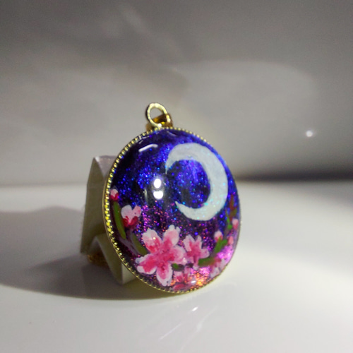 三日月と夜桜のネックレス レジンアクセサリー ネックレス・ペンダント