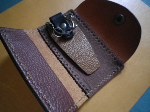 【送料無料】三色のブラウン牛革を使用したＴＩＯオリジナル二重リングタイプキーケース　TIO-K030 6枚目の画像