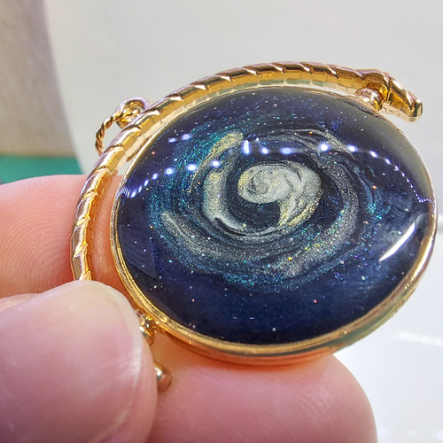 渦巻き銀河のペンダントトップ リバーシブル レジンアクセサリー