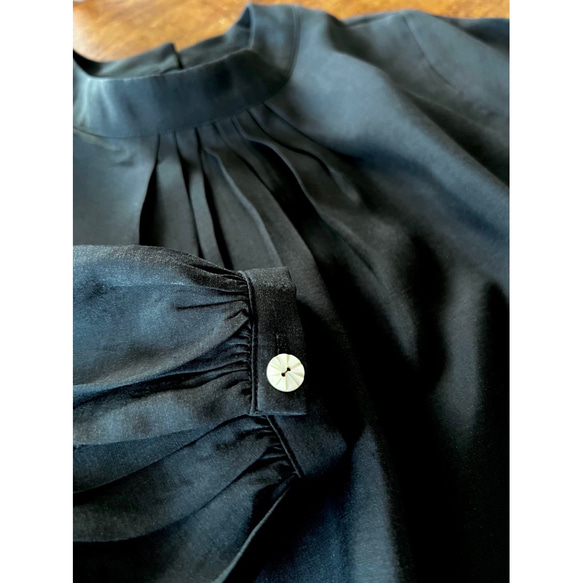 RATA ❤️ 準備發貨 ❤️ 柔軟輕盈透明 ❤️ 適合成年女性的透氣上衣 ❤️ 非常適合正裝、工作和日常穿著 ❤️ 黑色 第11張的照片