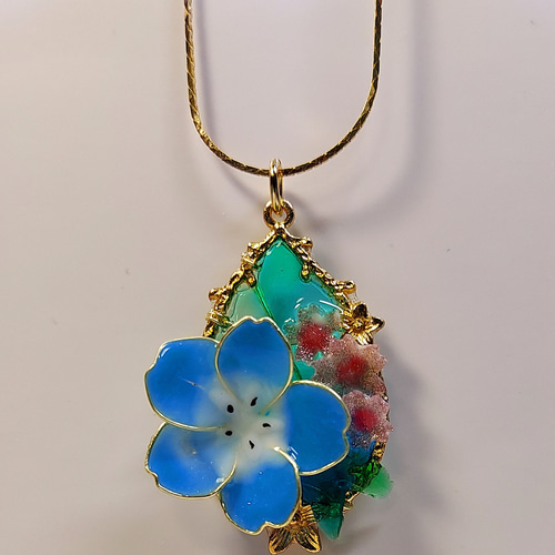 ネモフィラと桜 春風イメージ ペンダントトップ レジンアクセサリー